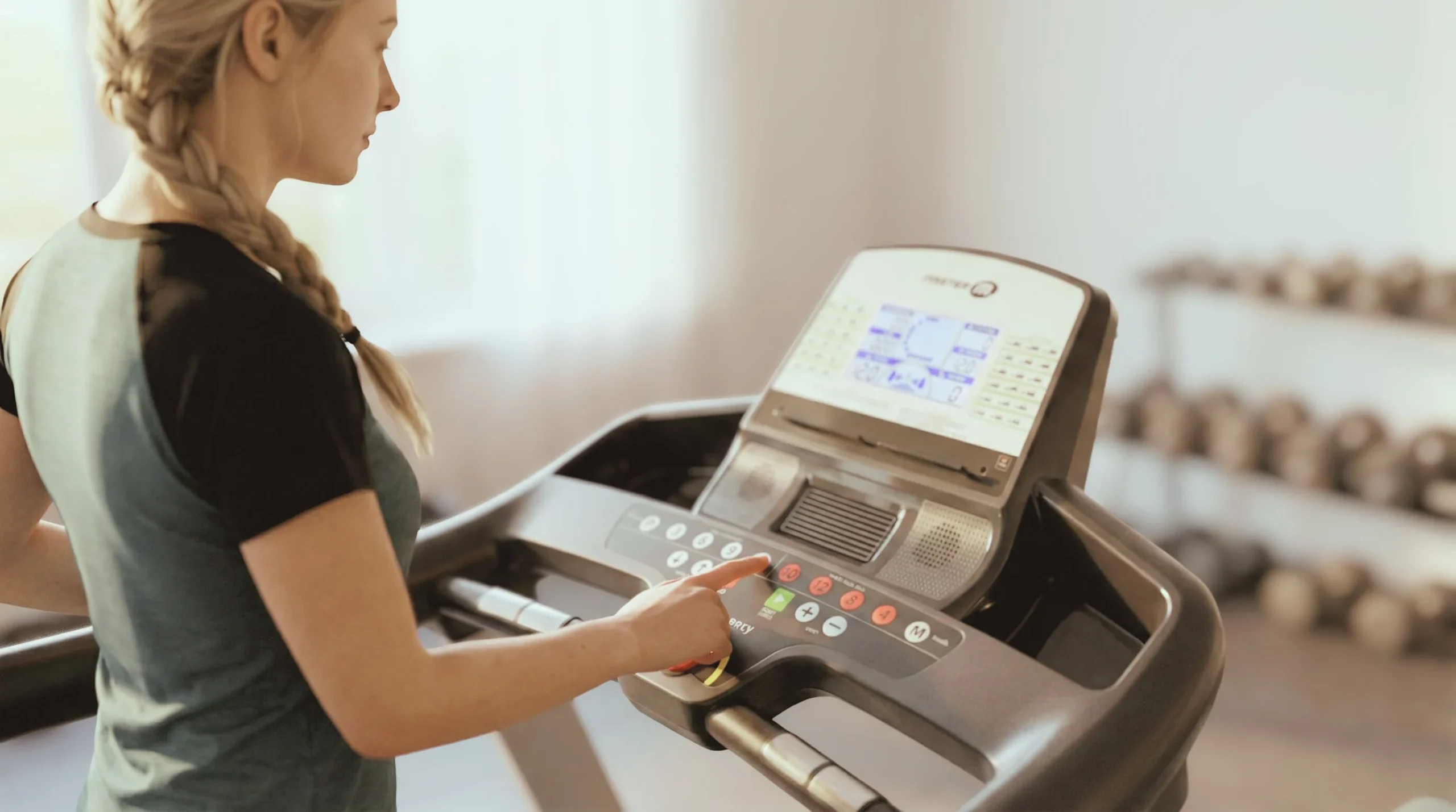 johanna testar panelen pa master fitness t25 scaled johanna testar displayen på master fitness t25