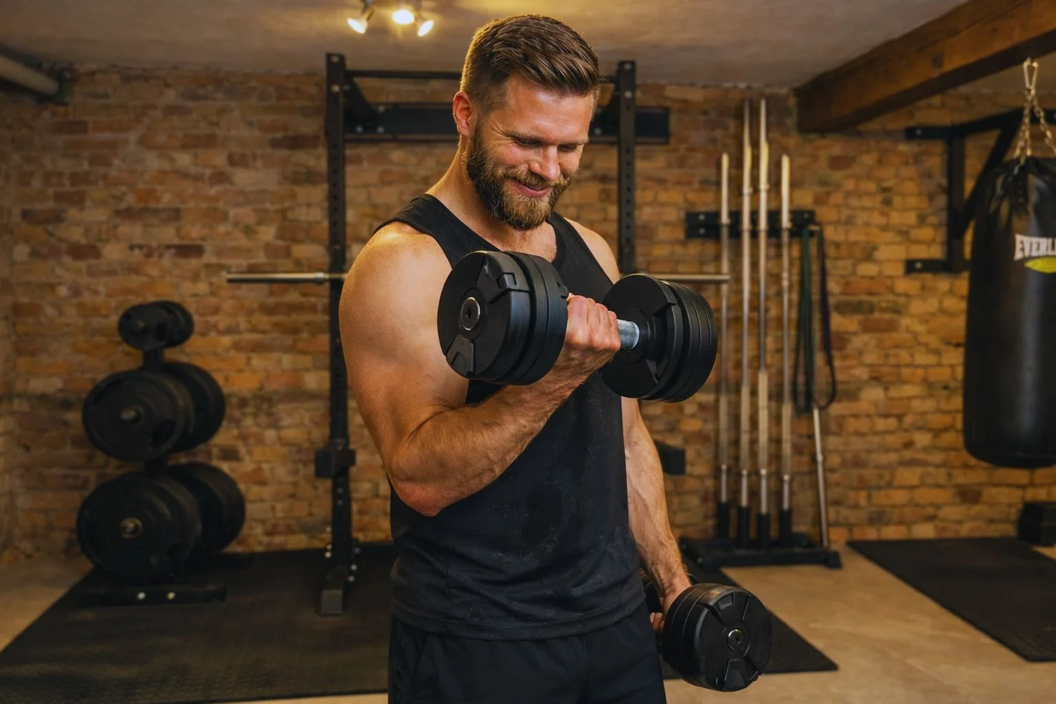 nuobell s 240 justerbara hantlar i en bicepscurls en manlig styrketränare tränar med nuobell s 240 justerbara hantlar i en bicepscurls