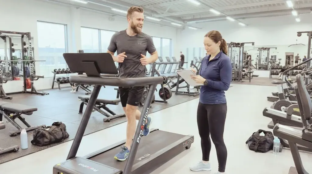 elitlöpare springer på löpbandet BH fitness Nydo G6540