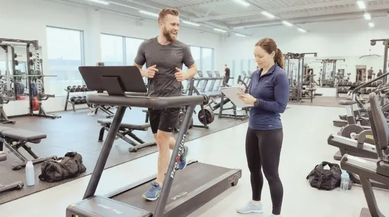 elitlöpare springer på löpbandet BH fitness Nydo G6540