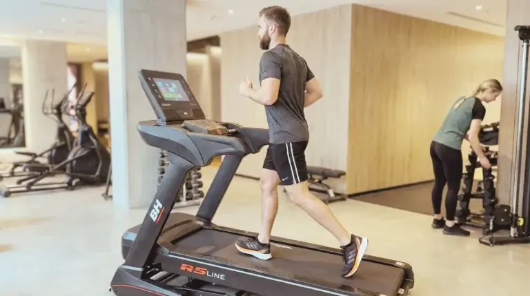 en man springer på löpbandet BH Fitness RS900