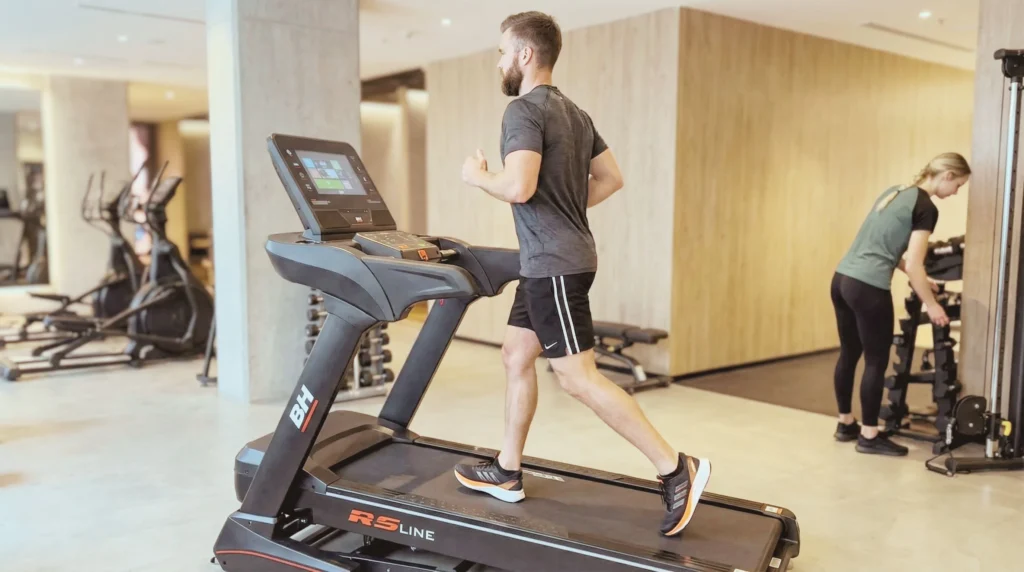 en man springer på löpbandet BH Fitness RS900