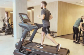 en man springer på löpbandet BH Fitness RS900