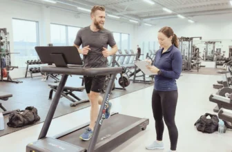 michael testar och springer på löpbandet BH fitness Nydo G6540