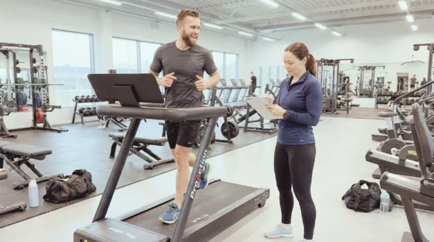 michael testar och springer på löpbandet BH fitness Nydo G6540
