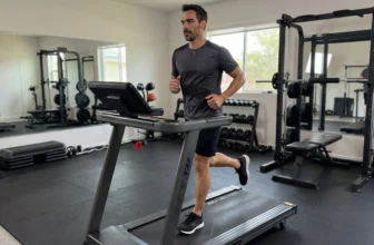 miguel testar och springer på löpbandet Master Fitness T22