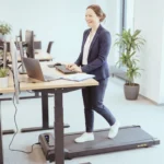 nathalie går på Titan Life Walking Pad W10 vid skrivbordet på kontoret