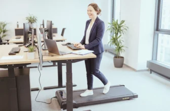 nathalie går på Titan Life Walking Pad W10 vid skrivbordet på kontoret
