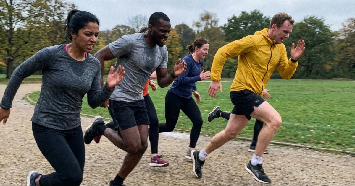 löpare som tränar korta intervaller utomhus
