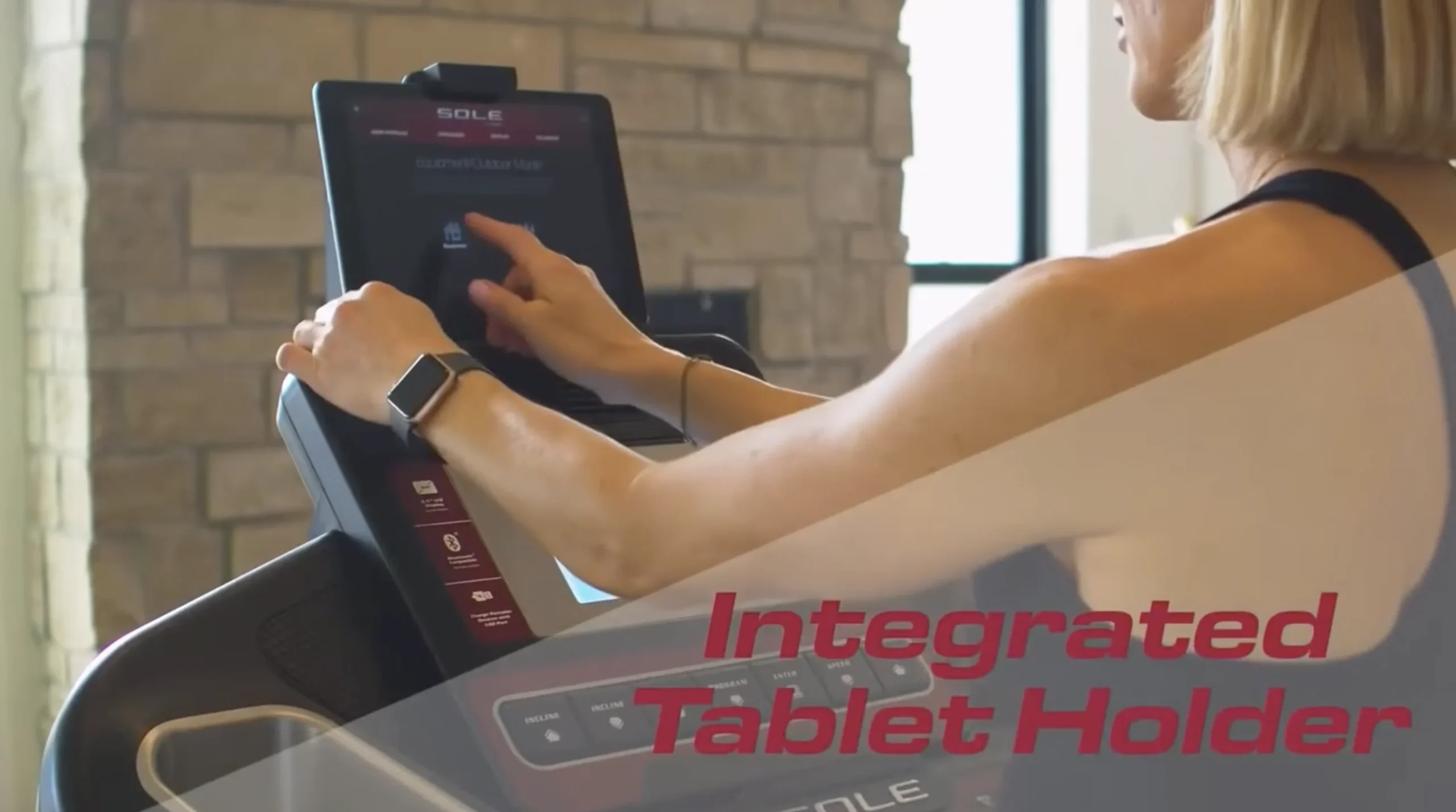 lopbandet sole f63 har en hallare for lasplattor scaled löpbandet sole f63 har en hållare för läsplattor