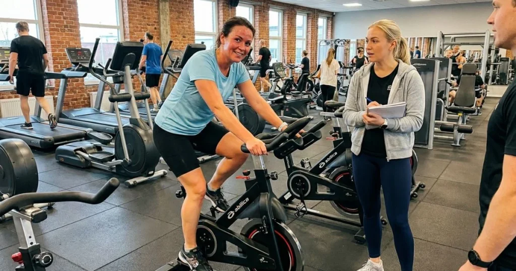 cyklister som cyklar på abilica racer 2.1