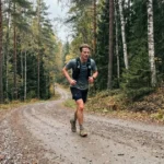 backtraning lopning guide program manlig löpare som övar backträning