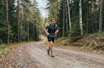 manlig löpare som övar backträning