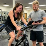 människor som testar bh fitness lyon spinningcykel inför en recension
