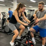 erfarna cyklister som testar gymstick FTR spinningcykel inför en recension