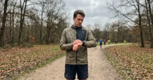 löpare som funderar på hur snabbt man ska springa intervaller och hur länga man ska vila mellan intervallerna