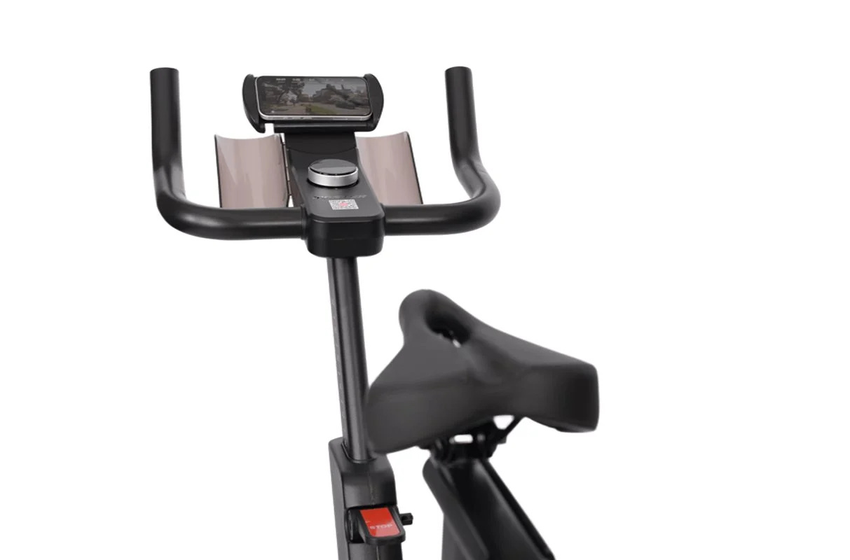 telefonhallare pa master fitness S4030 spinningcykel bild som visar telefonhållaren på master fitness S4030 spinningcykel