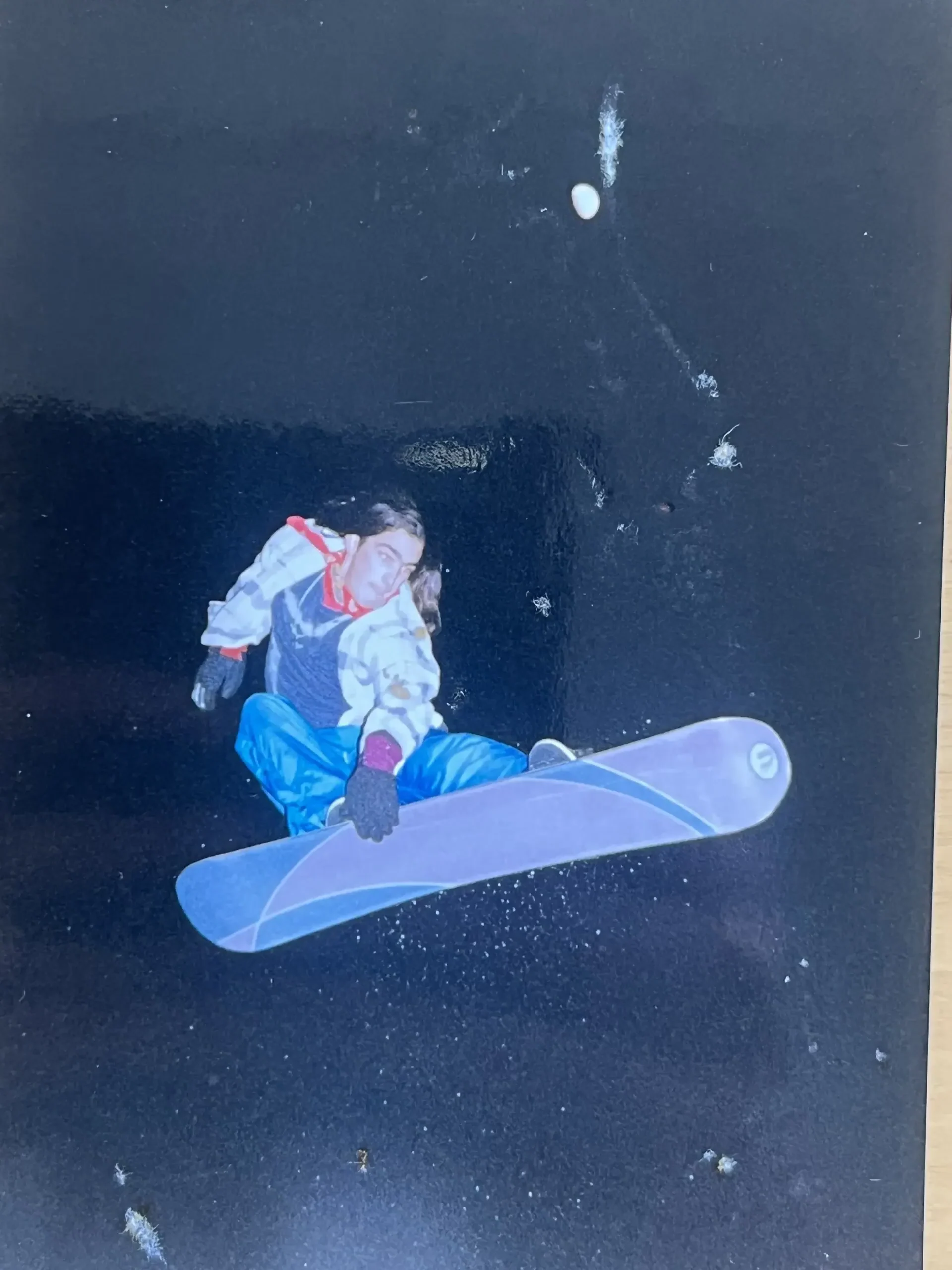Miguel Annefalk hoppar med snowboard