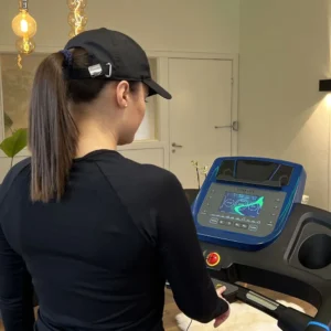 titan life athlete t73 lopband kvinna pekar på displayen på en T73:a Löpband